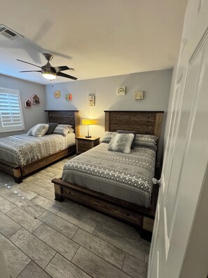 3 bedrooms, desk, free WiFi, wheelchair access - Pool Home with Views that go on forever!  Have YOUR OWN PRIVATE OASIS!! (Bullhead City)