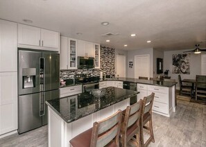Refrigerador, microondas, horno, placa de cocina
