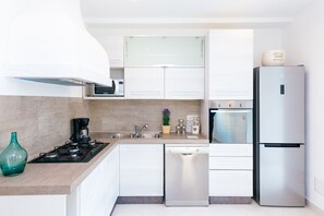 Fridge, microwave, oven, stovetop - MyExclusiveItaly - Spacious Villa with 4 rooms, pool, solarium&garden (Sant'Agnello)