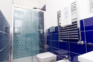 Shower, free toiletries, hair dryer, bidet