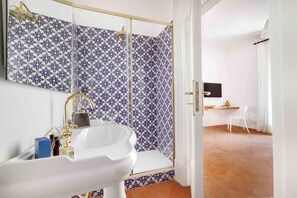 Een douche, gratis toiletartikelen, een haardroger, een bidet