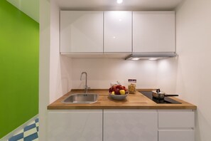 Fridge, stovetop, coffee/tea maker, electric kettle