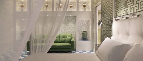 2 soverom, skrivebord, strykejern/-brett og reiseseng for barn