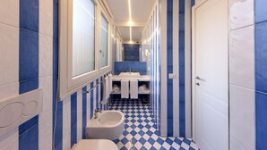 Shower, hair dryer, bidet, towels - Luxury&Romantic Apartment with Balcony in Sorrento (Sorrento)