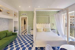 2 habitaciones, escritorio y tabla de planchar con plancha