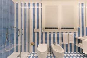 Dusche, Haartrockner, Bidet, Handtücher