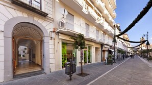 Unclassified image, 2 of 46, button - Luxury Four Bedroom Home (Sorrento)