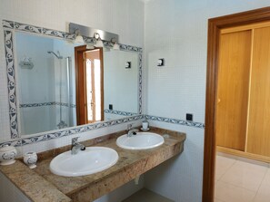 Duschwanne, Haartrockner, Bidet, Handtücher