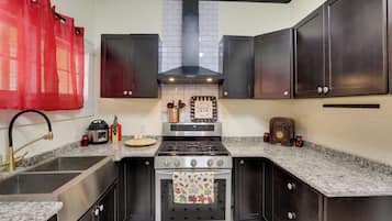 Réfrigérateur, micro-ondes, plaque de cuisson, lave-vaisselle