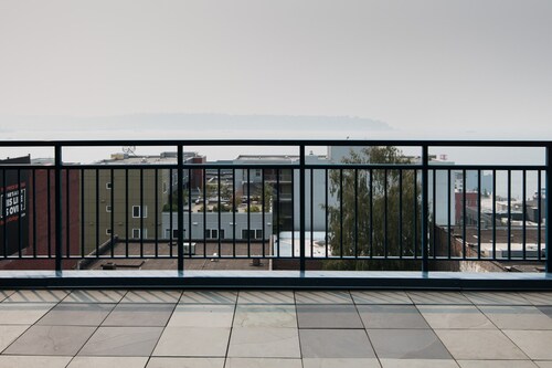 City ★ Water View Oasis with Pool & Gym near Cruise in Heart of Seattle