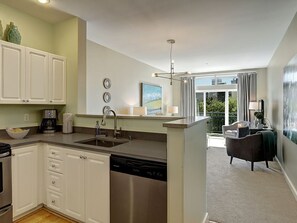 Fridge, microwave, oven, stovetop - City ★ Water View Oasis with Pool & Gym near Cruise in Heart of Seattle (Seattle)