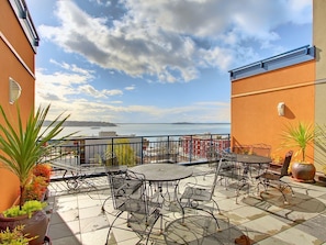 Outdoor dining - City ★ Water View Oasis with Pool & Gym near Cruise in Heart of Seattle (Seattle)