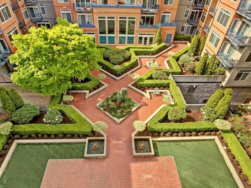 City ★ Water View Oasis with Pool & Gym near Cruise in Heart of Seattle