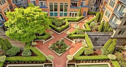 City ★ Water View Oasis with Pool & Gym near Cruise in Heart of Seattle