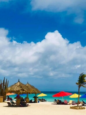 Perto da praia, espreguiçadeiras, toalhas de praia 
