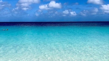 Vlak bij het strand, ligstoelen aan het strand, strandlakens