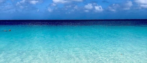 Beach nearby, sun loungers, beach towels