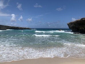 Perto da praia, espreguiçadeiras, toalhas de praia 