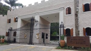 Una entrada con reja a un edificio con un cartel que dice "RESIDENCIAL PARK IMPERIAL 1800".