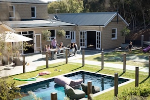 Una piscina al aire libre, una piscina climatizada