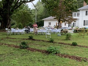 Outdoor banquet area - The Peete House and Garden (Warrenton)