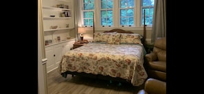 5 bedrooms, iron/ironing board, WiFi, bed sheets