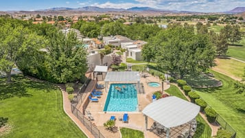 2 udendørs pools