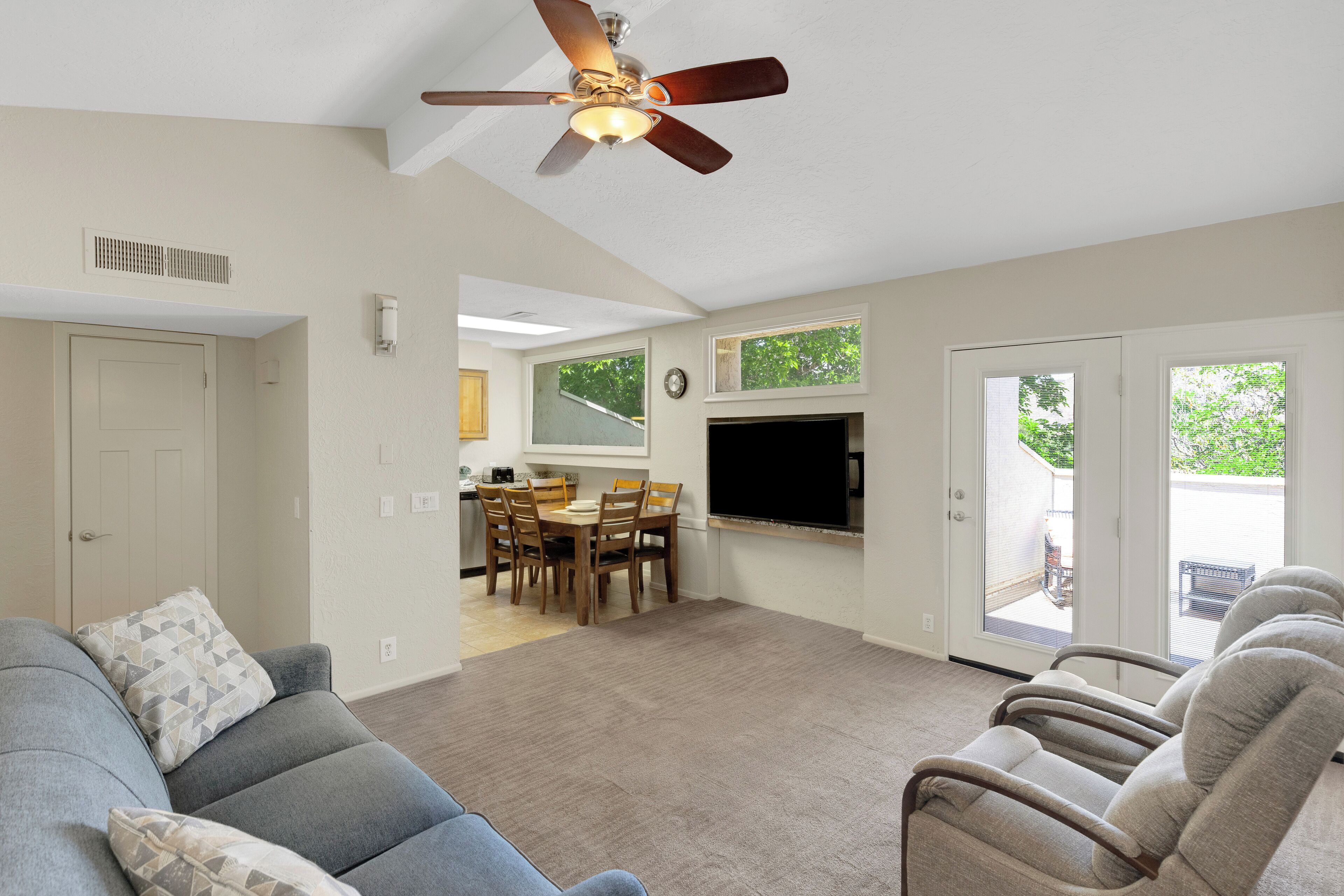 Condo, 2 habitaciones | Área de sala de estar | Televisión y reproductor de DVD 