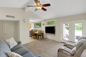 公寓式客房, 2 间卧室 | 起居区 | 电视、DVD 播放器