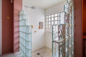 Dusche, Haartrockner, Handtücher, Toilettenpapier