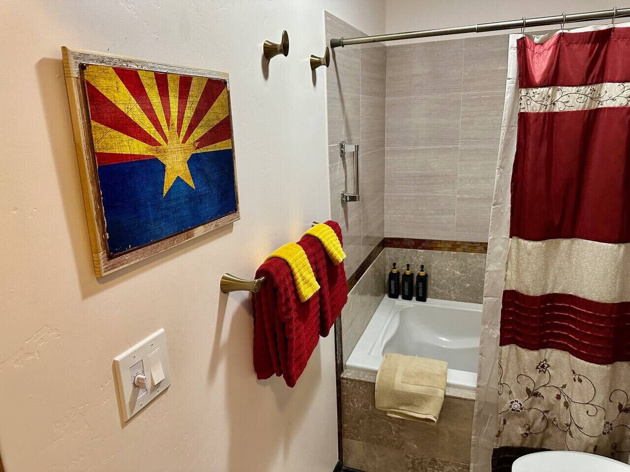 Duschwanne, Haartrockner, Handtücher