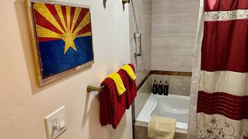 Duschwanne, Haartrockner, Handtücher