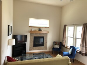 Fernseher, Kamin, BĂŒcher
