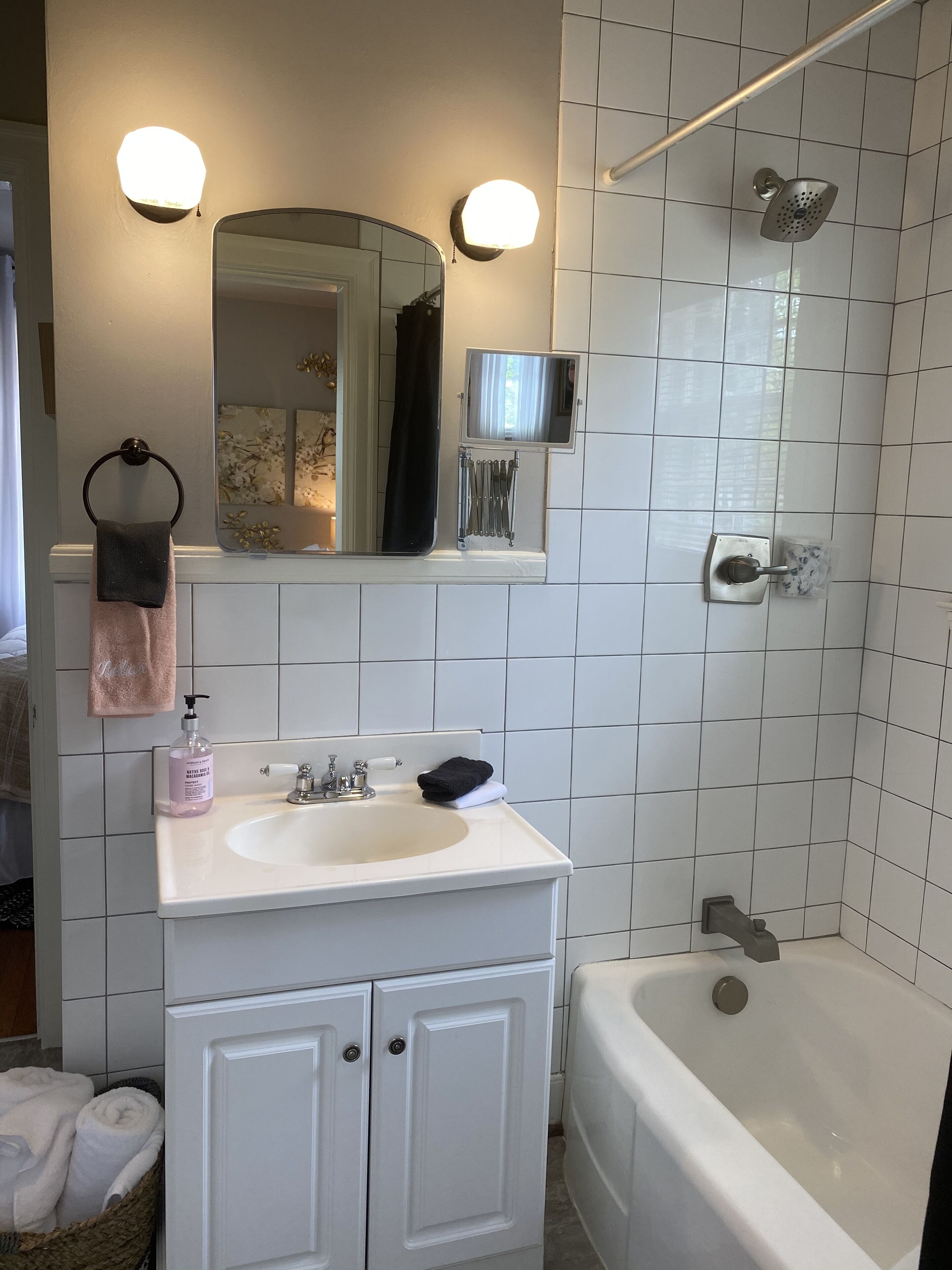 Ensemble douche/baignoire, sèche-cheveux, serviettes fournies