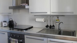 Cafetera y tetera, horno, parrilla de estufa y utensilios de cocina
