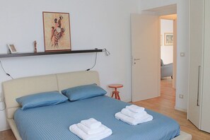 2 bedrooms, iron/ironing board, WiFi, bed sheets - The apartment is on the first floor of a building without a lift.Apartment of 75 square meters, comfortably accommodates 4 people.We are located in a very lively neighborhood, where the city market is held on Tuesdays, near the hospital (a few minutes wa (Parma)