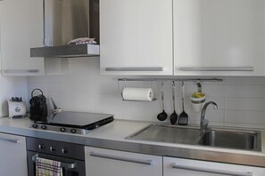 Horno, placa de cocina, cafetera/tetera, utensilios de cocina
