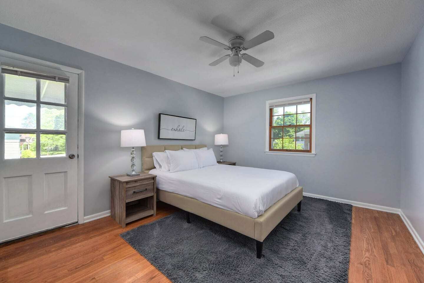 2 多间卧室、客房内保险箱、办公桌、熨斗/熨衣板