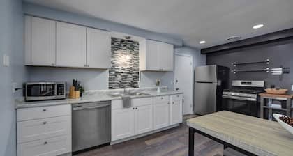 Modern & Comfy ~ Close to Cleveland Clinic ~ Long-Stays Welcome ~ Safe Area