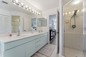 Badewanne, Haartrockner, Handtücher