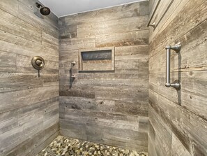 Combined shower/bathtub - Gulf Shores 102 First Floor Private Balcony 2 Bedroom 2 Bathroom Condo (Port Aransas)
