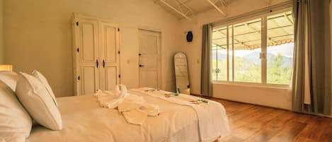 Habitación Deluxe, 1 cama King size, baño en la habitación, vista al valle | Ropa de cama de alta calidad, edredón y decoración personalizada