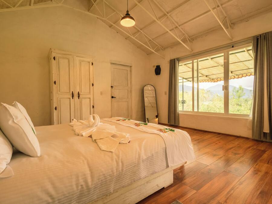 Deluxe-rum - 1 kingsize-säng - eget badrum - utsikt mot dalen | Sängtillbehör av högsta kvalitet, duntäcken och individuell inredning