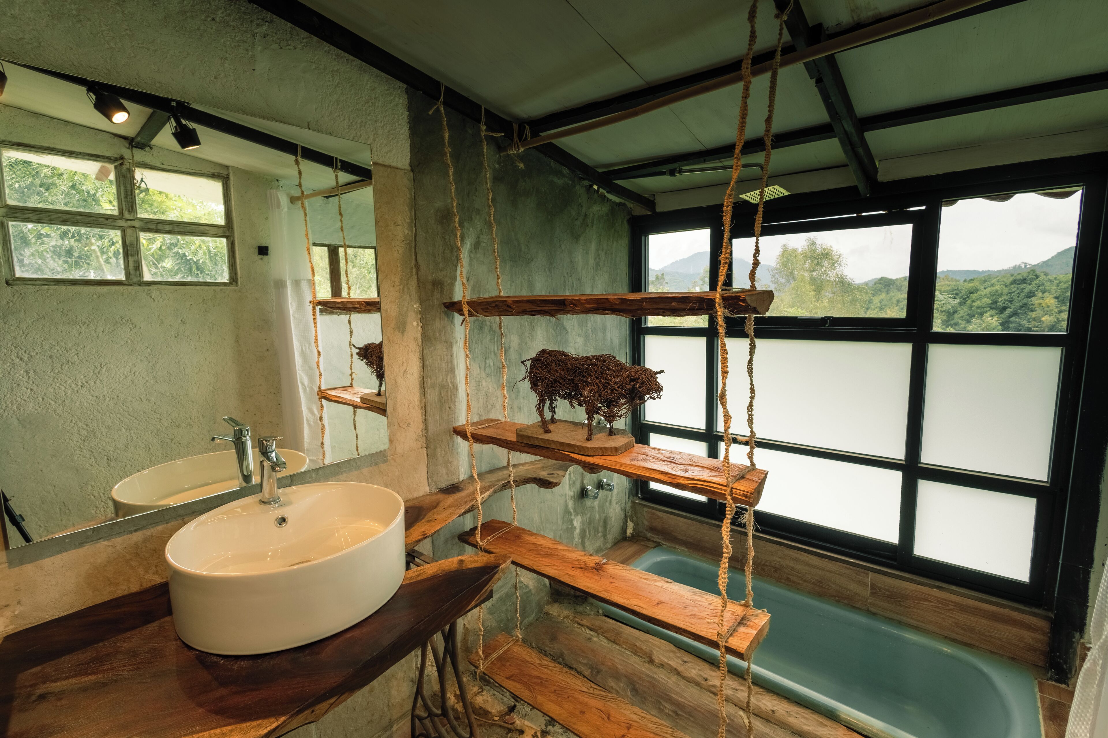 Deluxe Room, 1 King Bed, Ensuite, Valley View | Bathroom | Towels, soap, shampoo, toilet paper