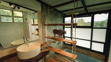 Deluxe Room, 1 King Bed, Ensuite, Valley View | Bathroom | Towels, soap, shampoo, toilet paper