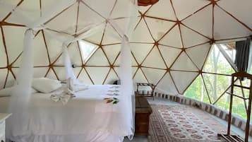 Tenda | Seprai premium, selimut bulu angsa, dan didekorasi berbeda-beda