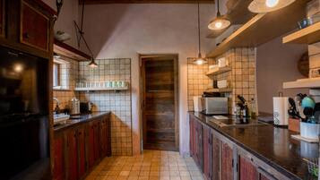 冷蔵庫、電子レンジ、コンロ、コーヒー / ティーメーカー