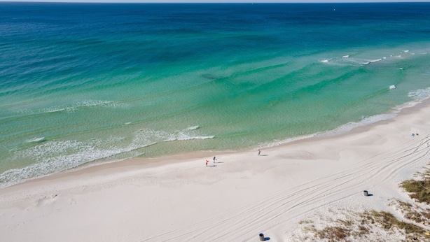 A beach with clear turquoise waters and a sandy shore. - Beautiful modern townhouse with beach access and private parking (Panama City)