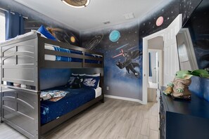 4 habitaciones, tabla de planchar con plancha y cuna de viaje 