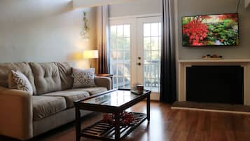 Smart TV, fireplace